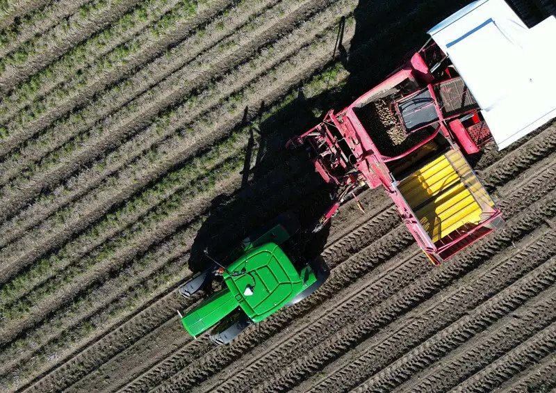 O novo receptor GNSS NAV-960 da PTx Trimble oferece maior precisão de posicionamento, velocidade de processamento e durabilidade. É compatível com todos os monitores GFX e está pronto para futuras aplicações agrícolas de precisão. Foto: PTx Trimble
